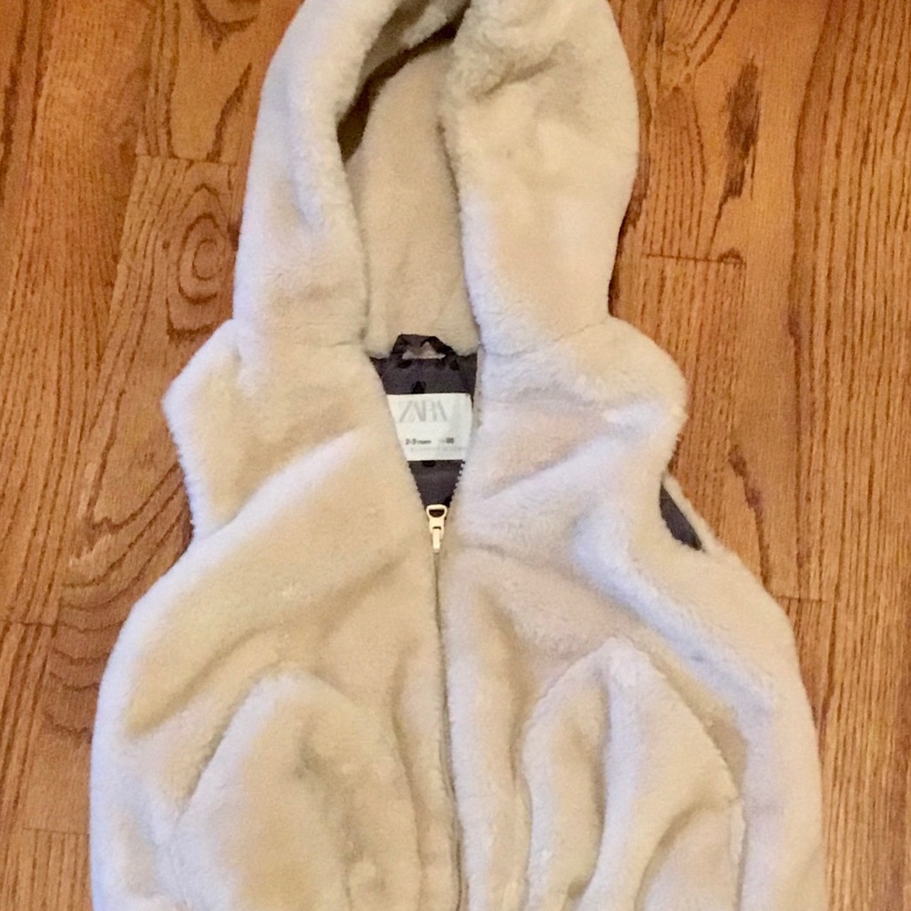 Zara kids Cream Faux Fur fleece hooded Vest for 2-3 years of age - Picture 3 of 5